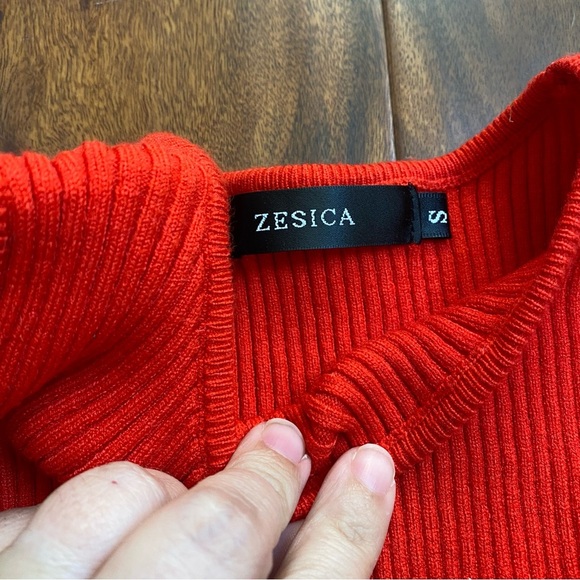 Red Sleeveless Ribbed Knit Top - Picture 2 of 6